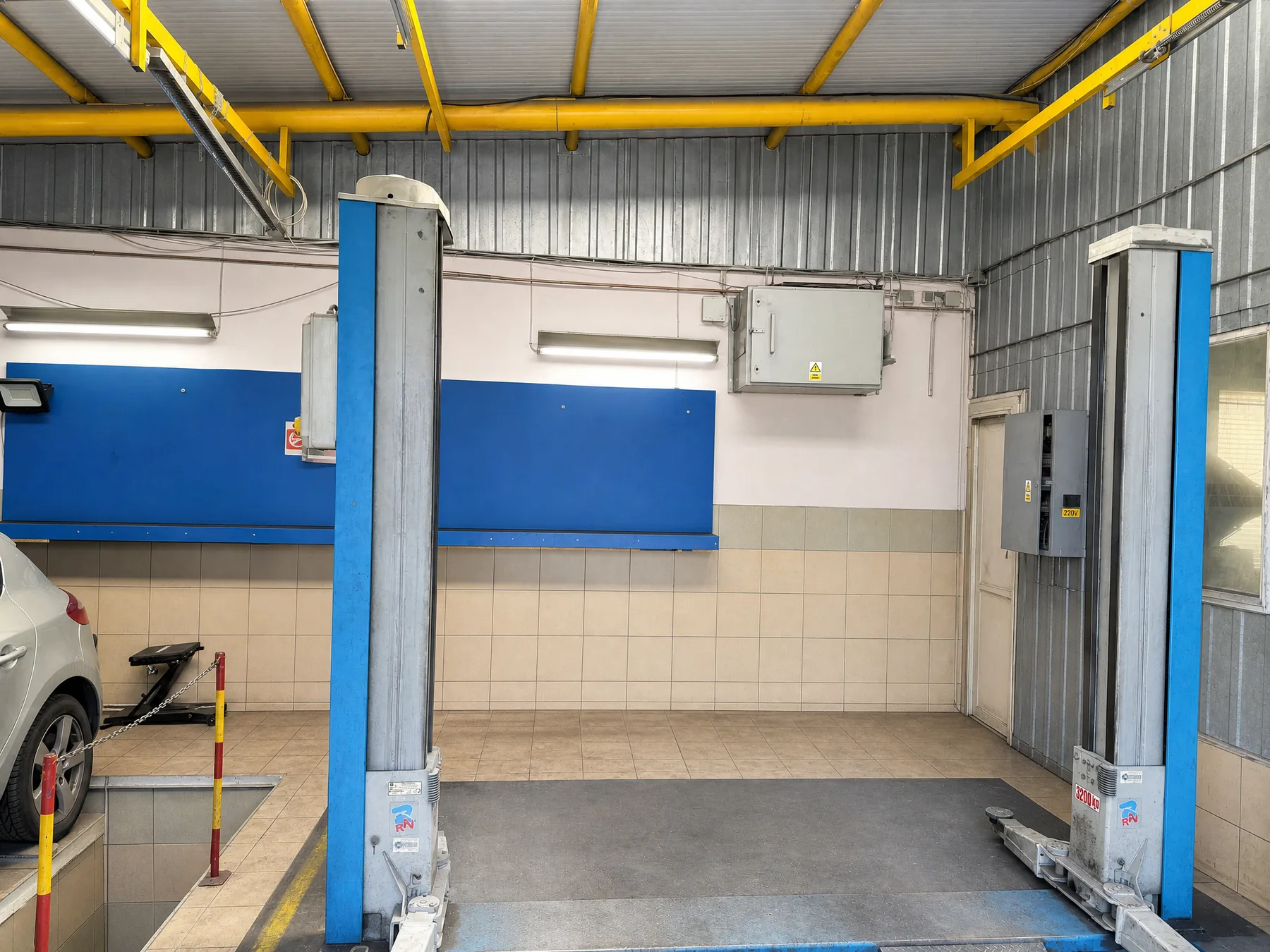 Mechanical workshop with lifts — Center Cardane Cluj